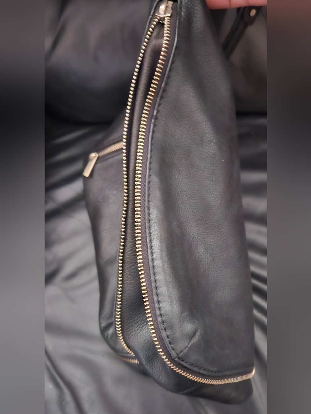 Danier 100% Leather Black  Classic Hobo Zipper  Bag Gold Hardware - Picture 6 of 14